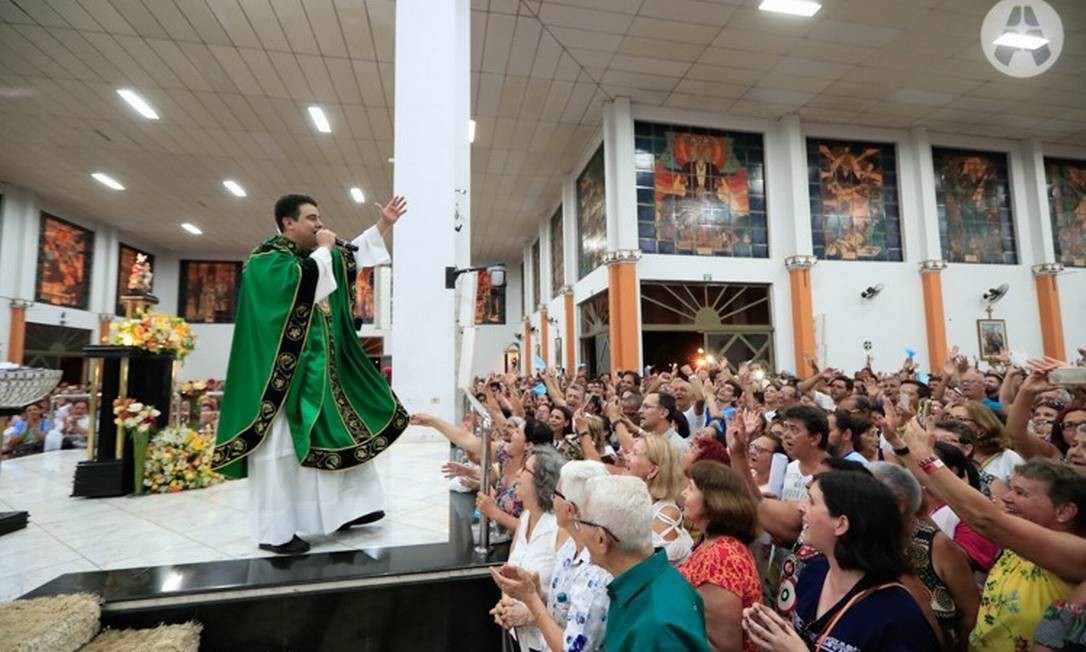 Padra Robson, durante a celebração de uma missa Foto: Reprodução