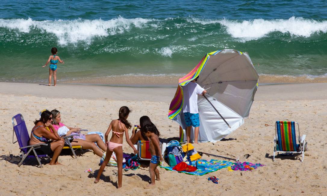 Família na praia de Camboinhas: previsão é que banho de sol só seja liberado quando a cidade alcançar a fase Amarelo 1, esperada para os próximos dias Foto: Roberto Moreyra / Agência O Globo