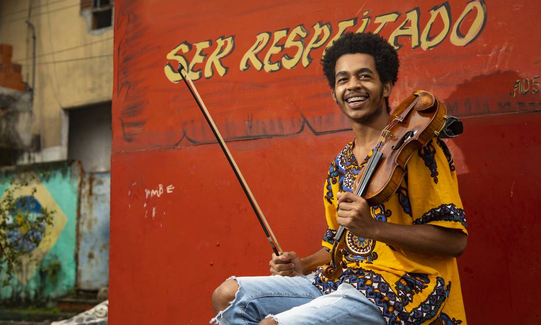 Gabriel Paixão, morador no Complexo do Alemão, fez vaquinha para manter seu violino e viajar para a Alemanha Foto: Ana Branco / O Globo