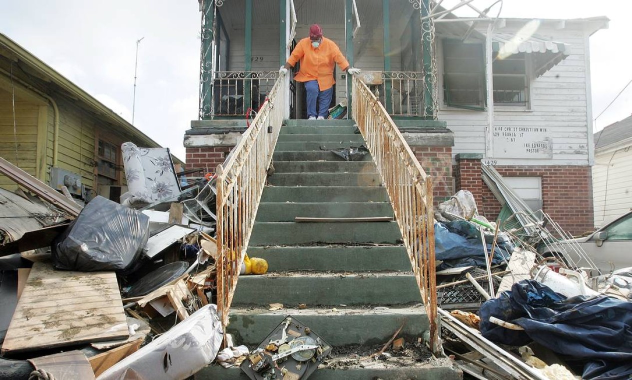 Moradora da Lower Ninth Ward vê os estragos na frente de sua casa, em Nova Orleans, após o furacão Katrina Foto: Mario Tama / Getty Images 21.11.2005