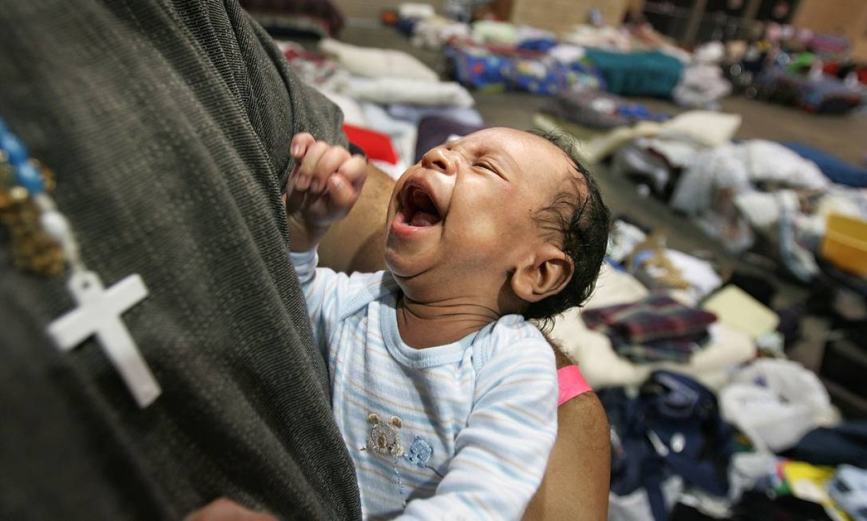 Bebê de 10 meses foi um dos sobreviventes do furacão Katrina e se abrigou no abrigo da Cruz Vermelha, em Houma, Louisiana Foto: Mario Tama / Getty Images 10.09.2005