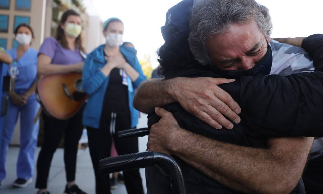Irmãos se abraçam após paciente vencer a Covid-19 em Coronado, California Foto: Mario Tama / Getty Images 08.05.2020