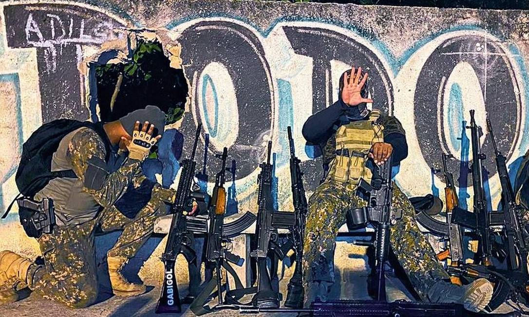 Integrantes da milícia que controla favelas da Praça Seca: armamento pesado e ameaça a moradores Foto: Reprodução