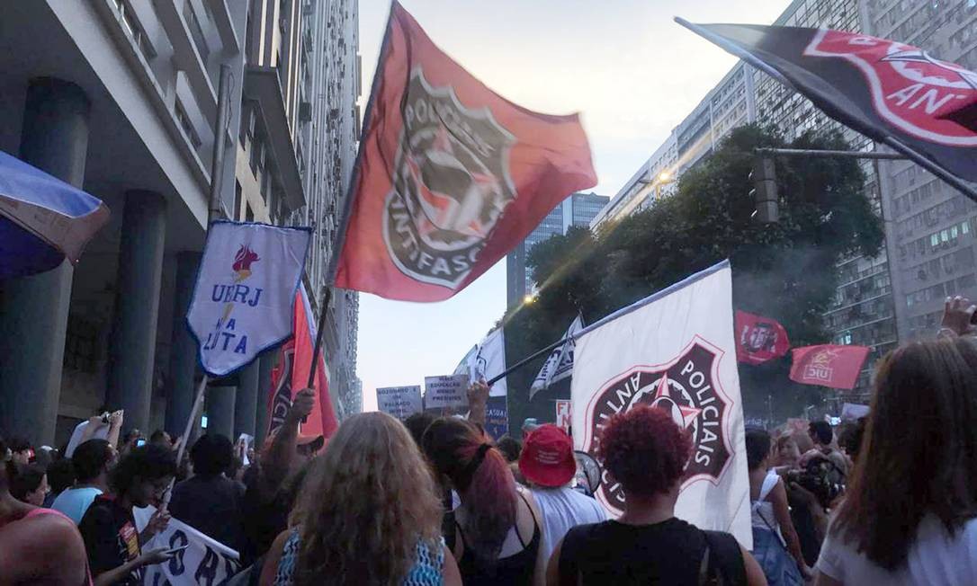 Policiais levantam a bandeira do antifascismo em ato contra o governo Bolsonaro: agentes contam que, muitas vezes, sofrem pressão dos próprios colegas de farda que se identificam com as posições do presidente Foto: Júlia Barbon / Folhapress