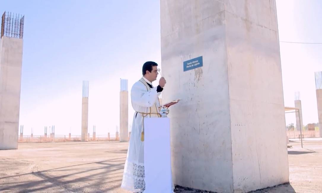 Padre Robson abençoa um pilar da nova basílica em construção há nove anos em Trindade, Goiás Foto: Reprodução