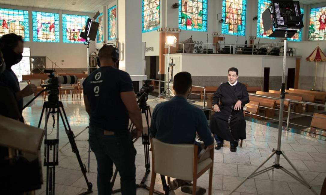Padre Robson em gravação da TV Pai Eterno, inaugurada em 2019 Foto: Reprodução
