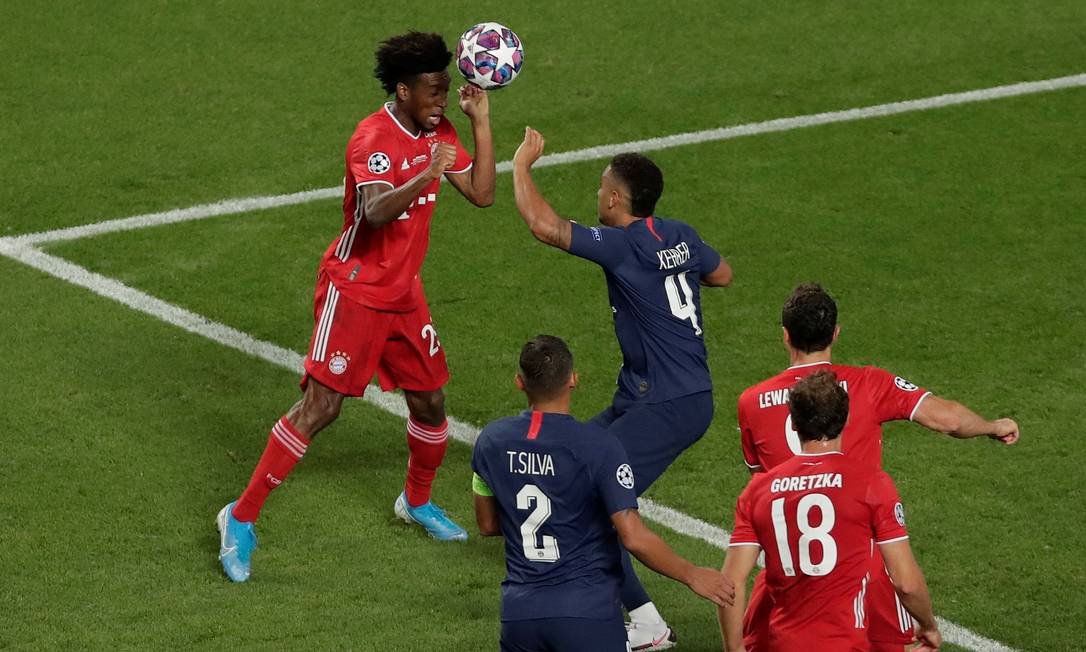Coman, do Bayern de Munique, cabeceia para marcar o único gol da final da Champions League, contra o PSG Foto: POOL / REUTERS