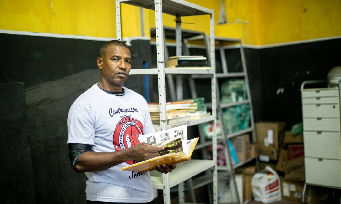 
Flávio Ribeiro, de 42 anos, está construindo uma biblioteca comunitária com doações Foto: BRENNO CARVALHO / Agência O Globo