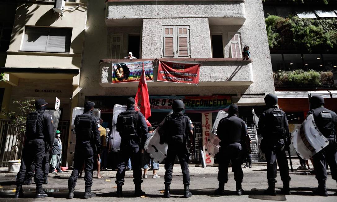 Policiais em frente à Casa Nem: desocupação foi determinada pela Justiça Foto: Luiza Moraes / Agência O Globo