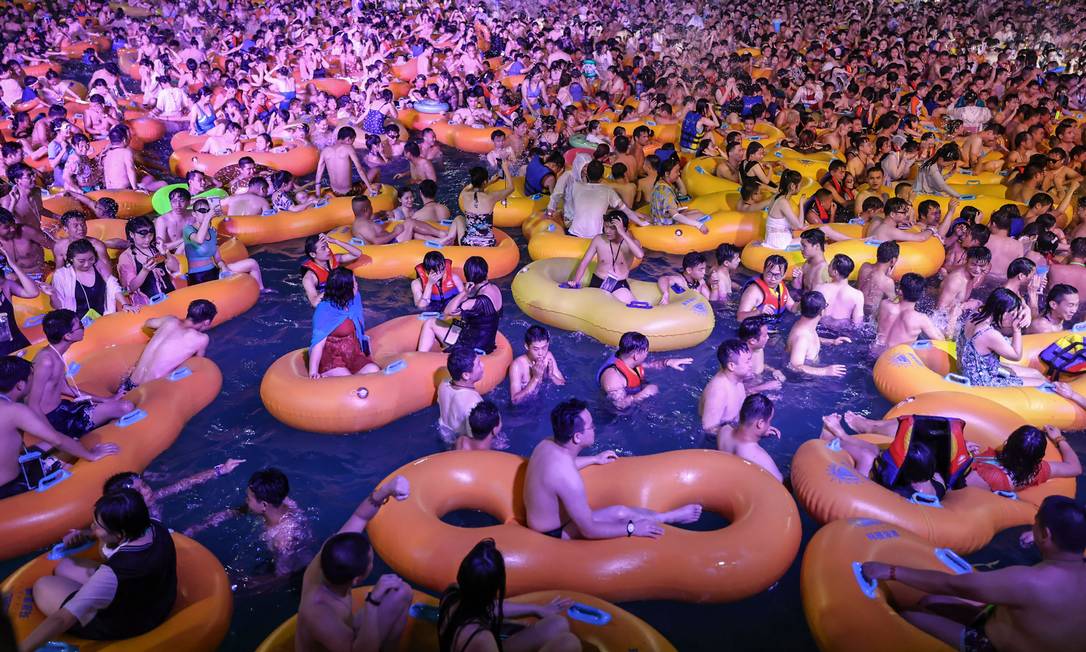 Multidão participa de 'pool party' em Wuhan, na China Foto: STR / AFP/15-08-2020