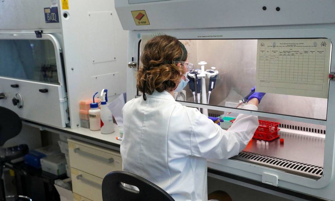 Cientista trabalha em laboratóio onde a vacina contra o SarsCoV-2 está sendo desenvolbvida, em Oxford, no Reino Unido Foto: POOL New / REUTERS