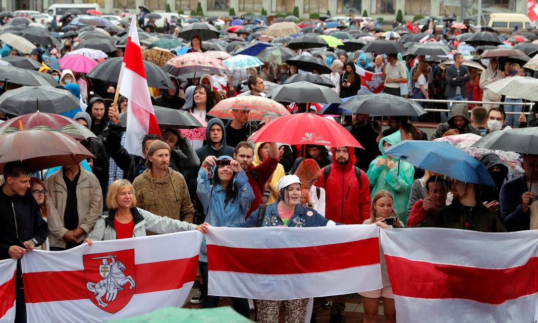 Manifestantes fazem noco protesto em Minsk, nesta terça-feira Foto: VASILY FEDOSENKO / REUTERS
