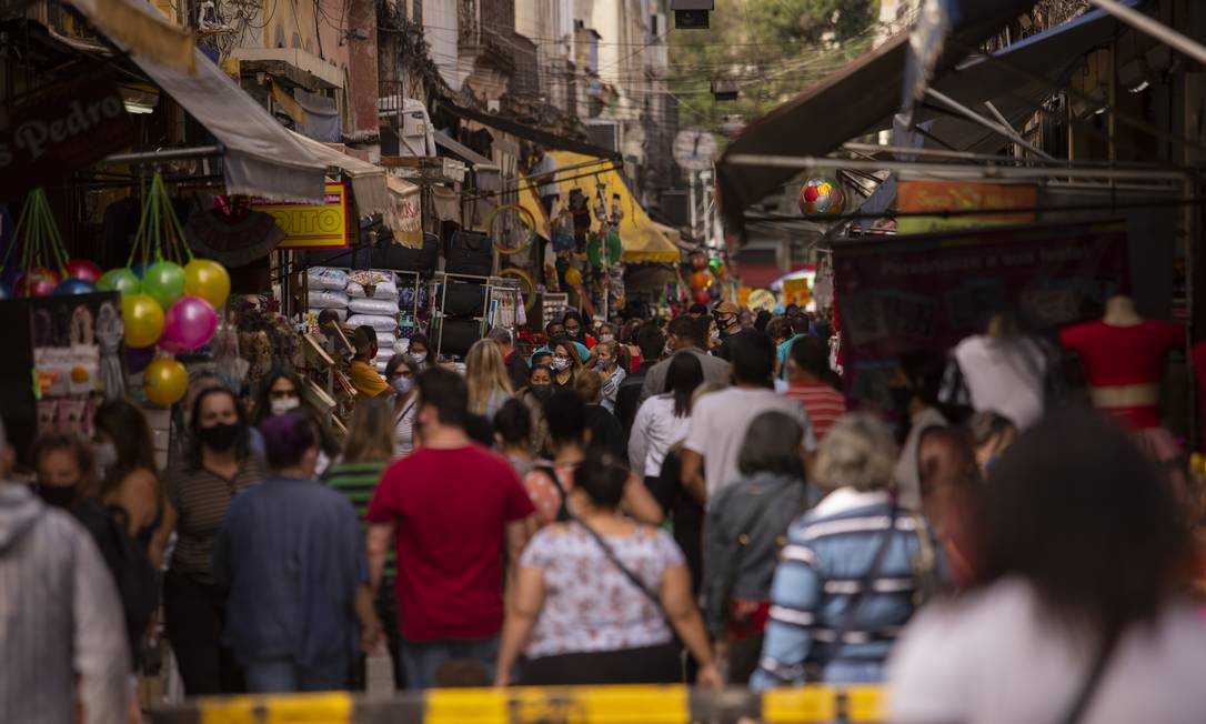 Rua da Alfândega lotada de pedestres em plena pandemia Foto: Gabriel Monteiro / Agência O Globo