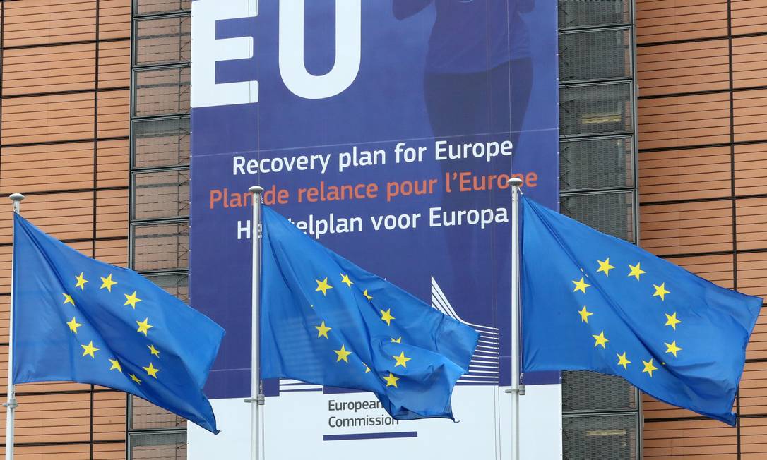 Bandeiras da UE diante da sede da Comissão Europeia, em Bruxelas, na Bélgica Foto: Yves Herman / REUTERS