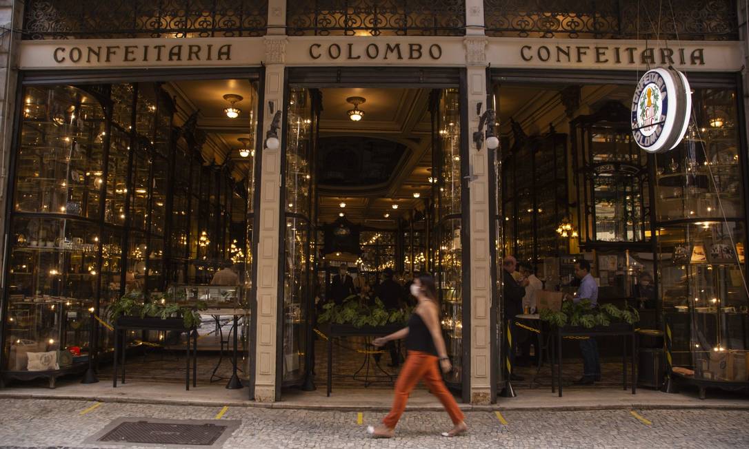 Confeitaria Colombo, Centro do Rio, adaptou sua loja às regras de ouro para manter o distanciamento social Foto: Gabriel Monteiro / Agência O Globo