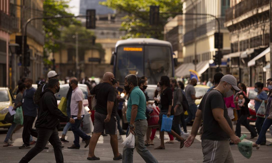 Uns com máscaras, outros não: movimento tem se tornado cada vez maior no Centro da cidade Foto: Gabriel Monteiro / Agência O Globo