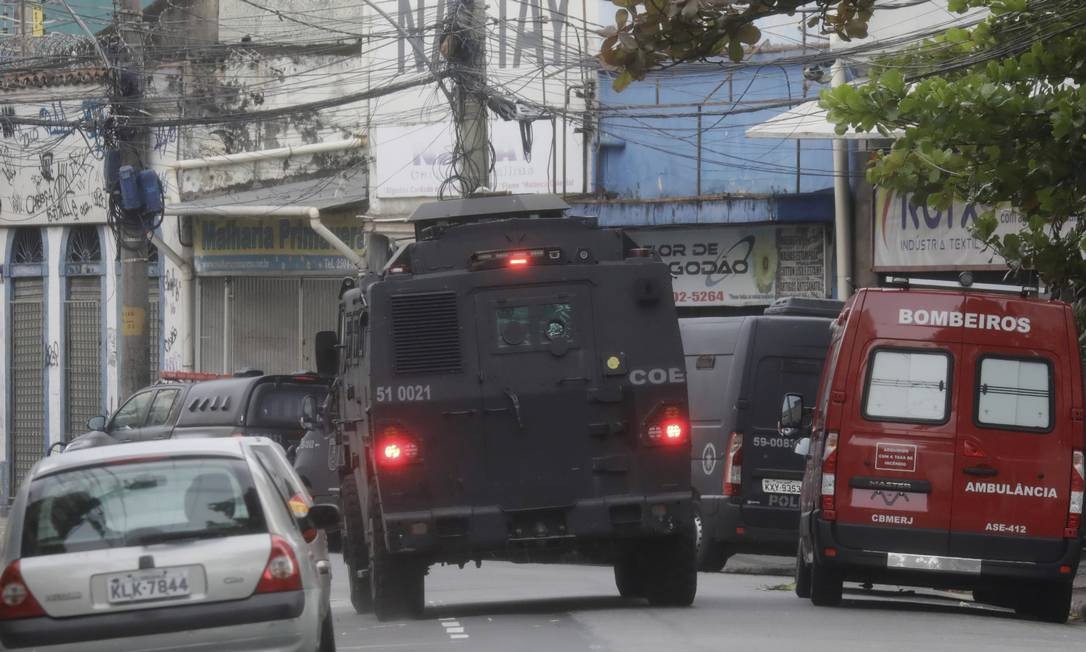 Um criminoso fez três pessoas de reféns, no Rio Comprido. Outro bandido morreu em tiroteio com policiais Foto: Gabriel de Paiva / O Globo