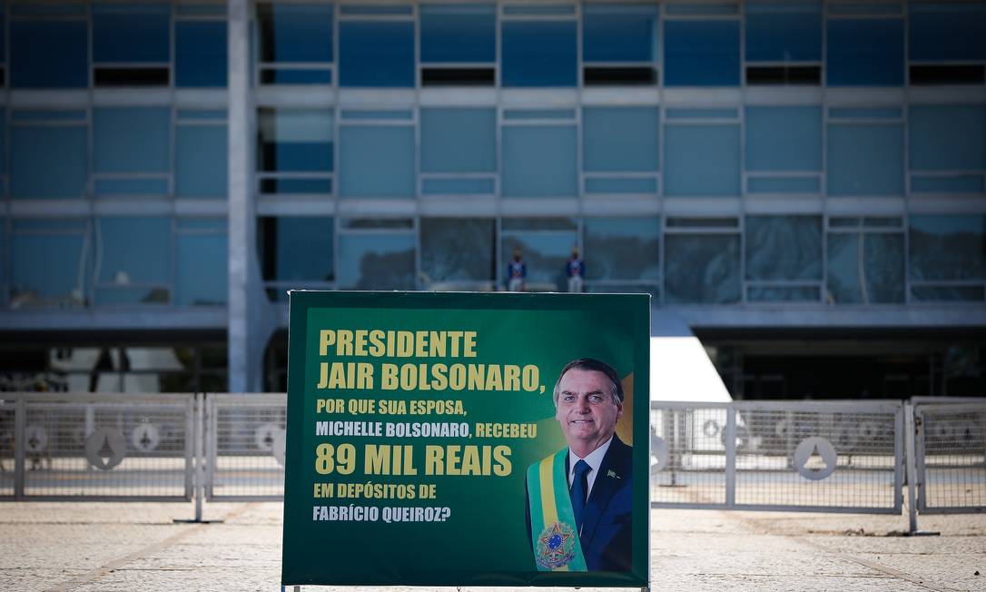 Manifestantes colocam placa em frente ao Palácio do Planalto pedindo uma resposta do presidente Foto: Pablo Jacob / Agência O Globo