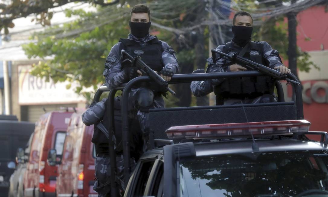 Policiais na Rua Aristides Lobo, no Rio Comprido, onde aconteceu troca de tiros com bandidos e um sequestro com Foto: Gabriel de Paiva / O Globo