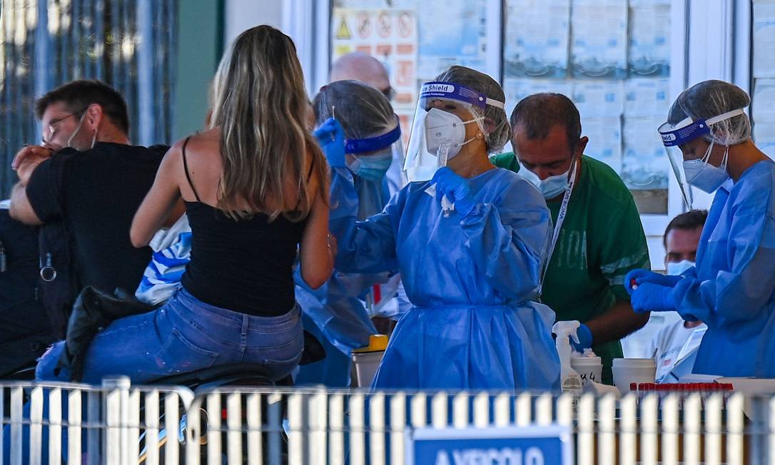 Turistas voltando da Sardenha são obrigado a fazer teste de coronavírus na Itália Foto: VINCENZO PINTO / AFP/23-08-2020