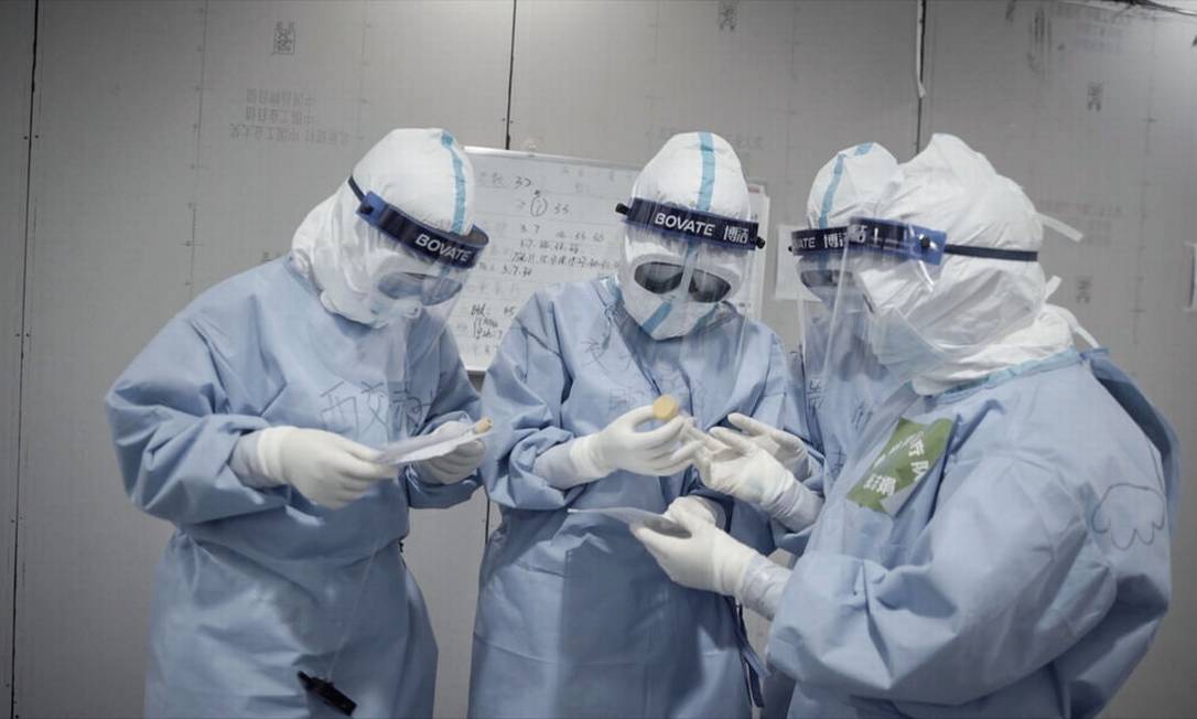 SC - Cena do filme Coronation, de Ai Weiwei: equipe discute um caso médico na UTI de um hospital em Wuhan, na China Foto: Divulgação/Ai Weiwei Studios 