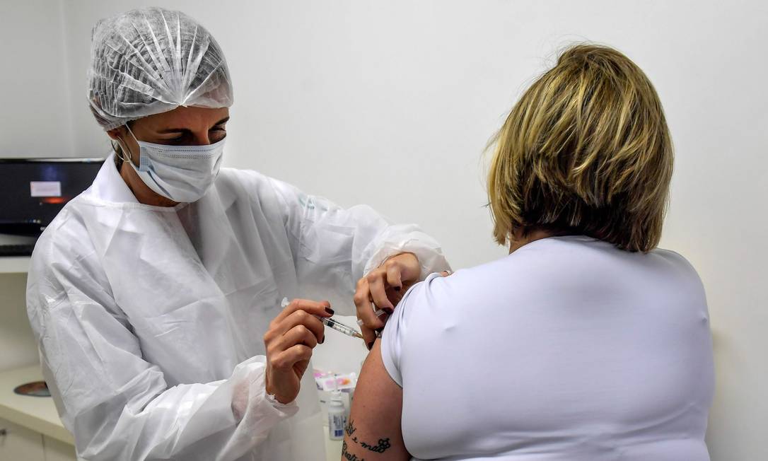 Voluntária recebe vacina contra Covid-19 da Oxford, em teste no Brasil. Foto: Nelson Almeida / AFP