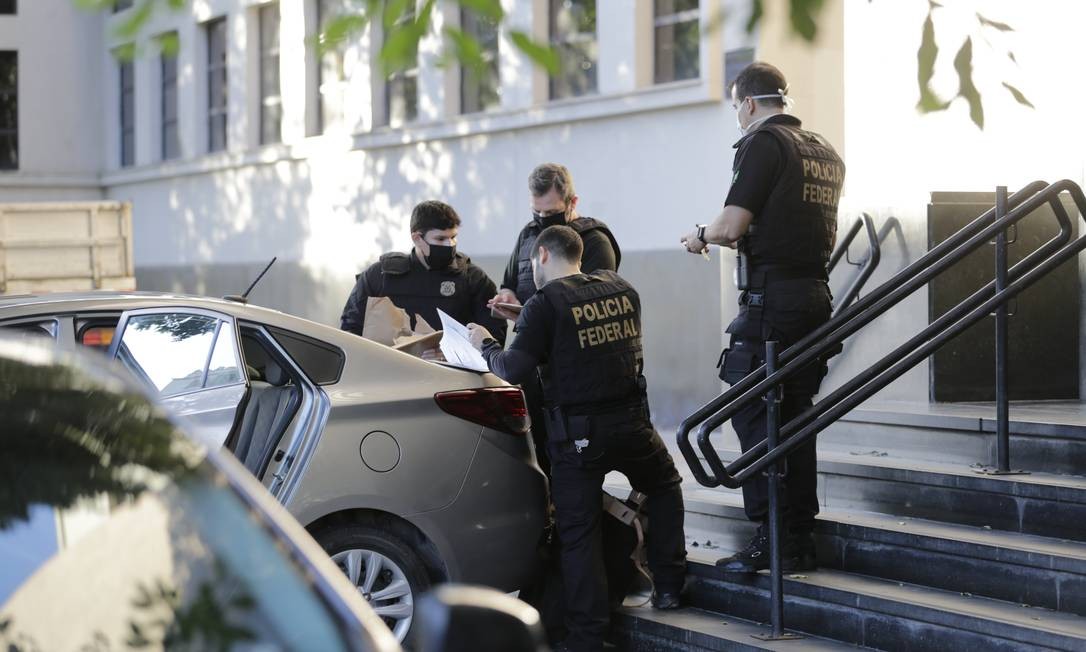 Agentes da Polícia Federal chegam à sede com material apreendido Foto: Marcia Foletto / Agência O Globo