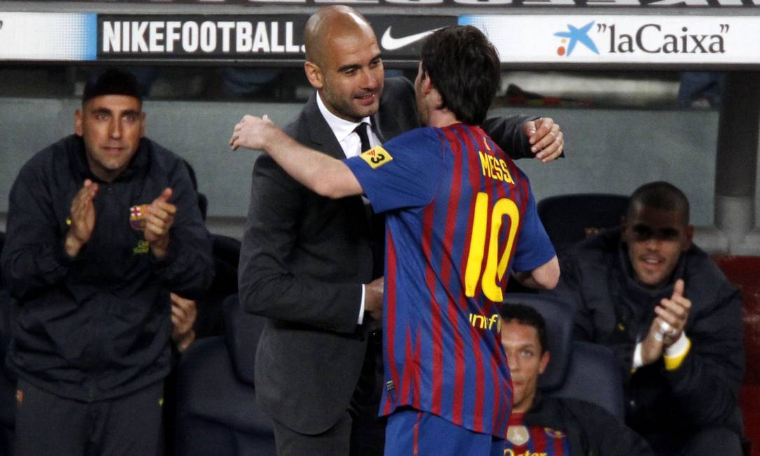 Guardiola abraça Messi: parceria no Barcelona pode se repetir no Manchester City Foto: GUSTAU NACARINO / REUTERS/05.05.2012