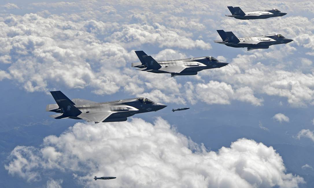 Caças F-35, operados pela Coreia do Sul, participam de exercícios militares em setembro de 2017 Foto: AP