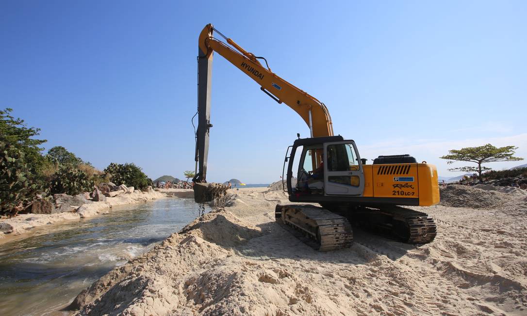 
A retirada de areia do Canal de Itaipu por uma escavadeira é uma das três ações que estão sendo postas em prática para melhorar as condições ambientais do sistema lagunar da Região Oceânica.
Foto:
Divulgação
/
Luciana Carneiro
