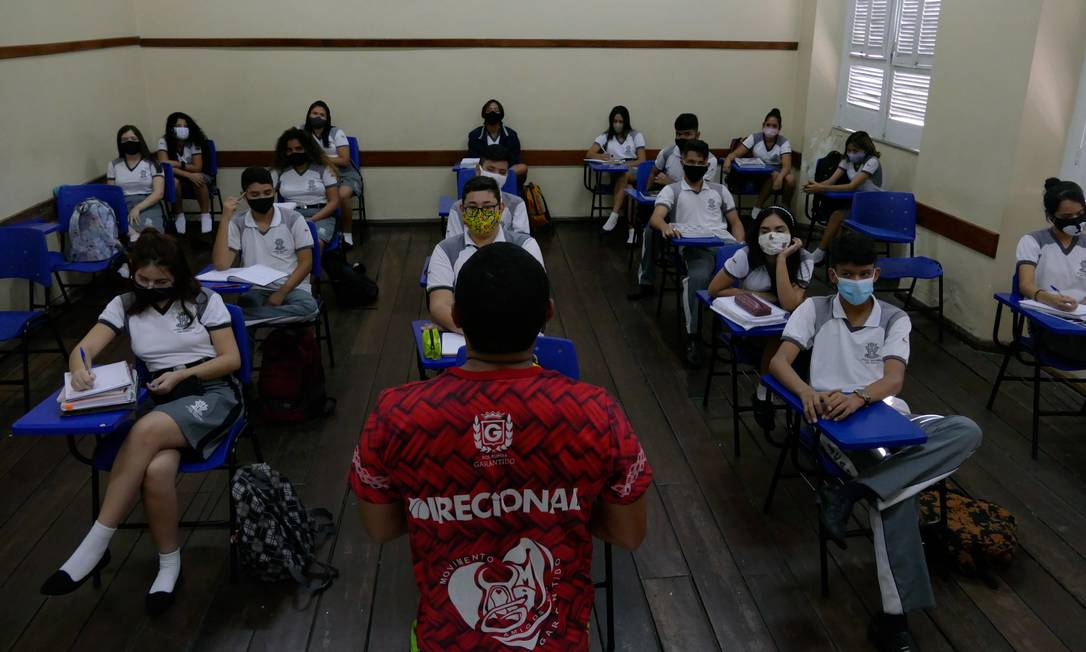Alunos da Escola Estadual Dom Pedro II, em aulas presenciais, em Manaus, uma das primeiras redes a retomar atividades em sala de aula. Foto: Fotoarena / Agência O Globo
