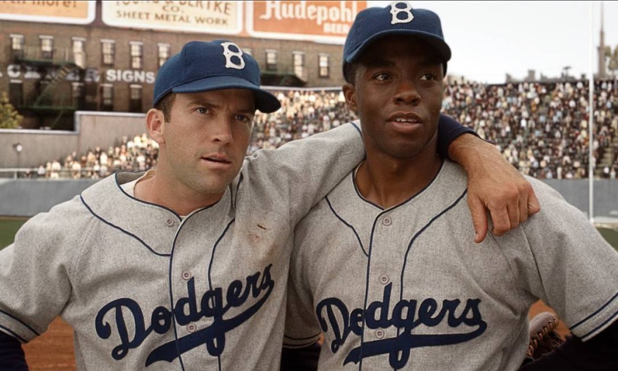 outro papel marcante veio no filme "42 - A História de uma Lenda" (2013). Nele, Chadwick Boseman deu vida a Jackie Robinson, primeiro jogador de beisebol negro a participar da liga profissional Foto: Divulgação