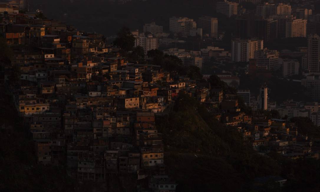 Vista do Morro dos Prazeres: troca de tiros assusta moradores Foto: Gabriel Monteiro