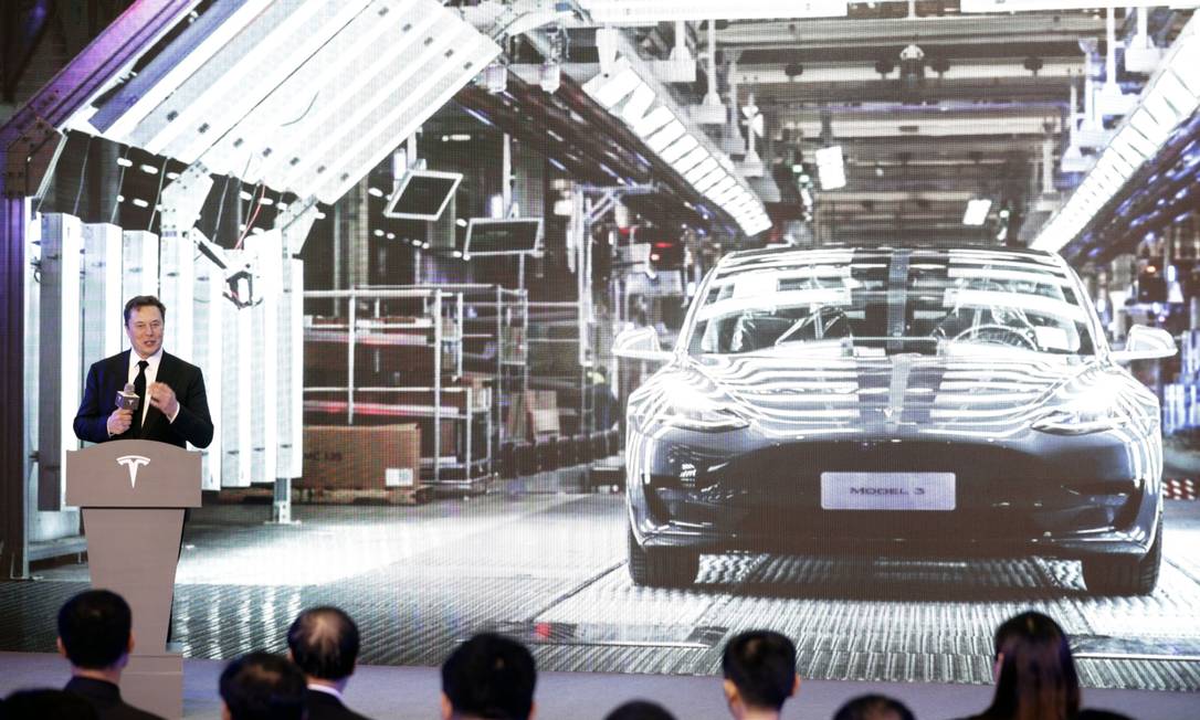 Elon Musk apresenta modelo de carro elétrico da Tesla fabricado na China: bilionário quer garantir oferta de níquel Foto: Qilai Shen / Bloomberg