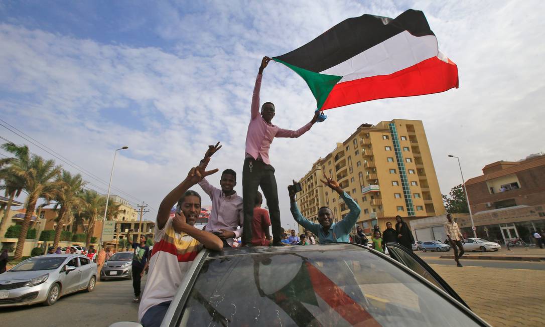 Sudaneses em manifestações contra mortes de quatro estudantes em um protesto na cidade de El-Obeid, no ano passado Foto:
ASHRAF SHAZLY/AFP/01-08-2019
