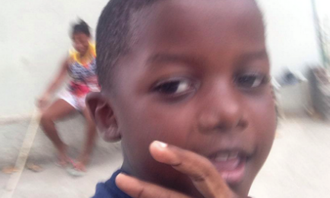 Menino Kaio, de apenas 8 anos, brincava quando foi atingido por bala perdida; ele foi operado e segue internado, com quadro estável Foto: Acervo pessoal