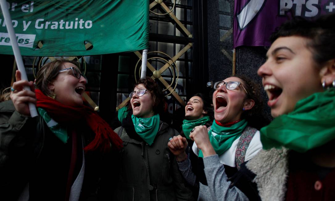 Ativistas defendem legalização do aborto na Argentina: falta de informações sobre o tema faz com que jovens grávidas desistam de procurar atendimento no sistema de saúde pública, diz HRW Foto: MARTIN ACOSTA/Reuters/10-7-2018