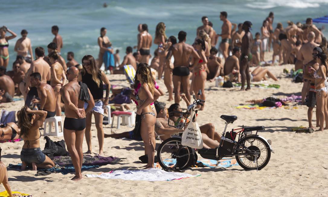 Movimento neste domingo em praia na Zona Sul do Rio Foto: Leo Martins / Agência O Globo