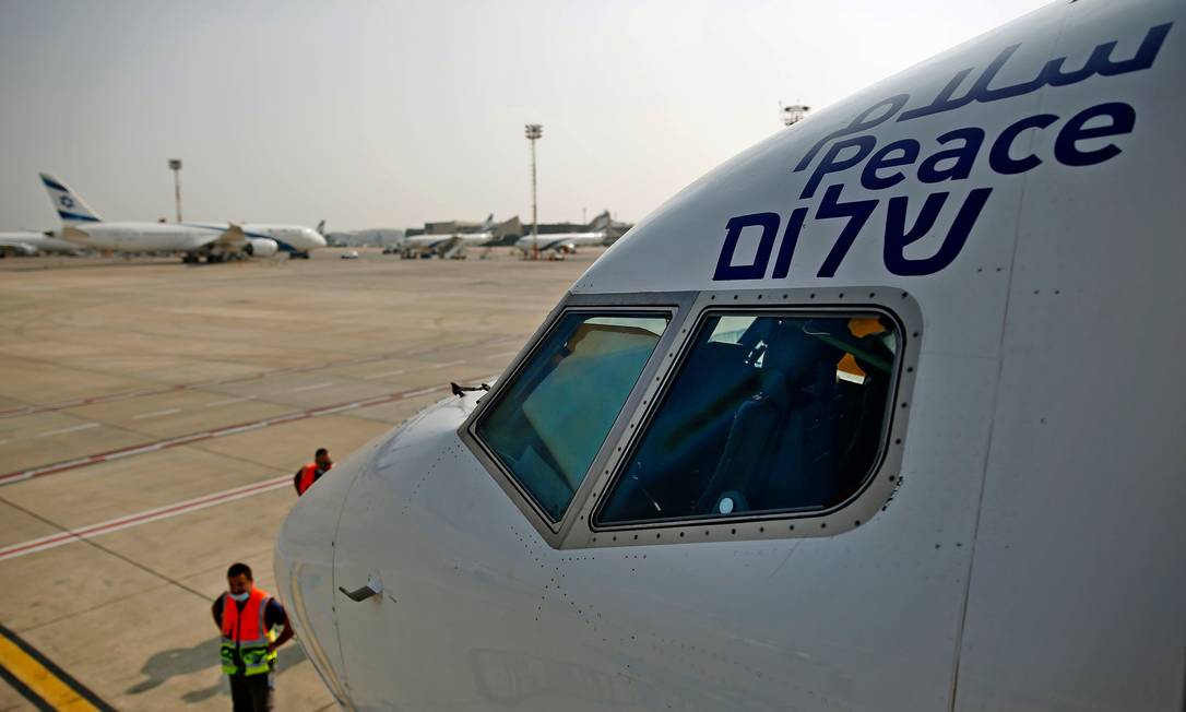 Avião da El Al com a palavra 'paz' escrita em três idiomas, se prepara para o primeiro voo entre Israel e os Emirados Árabes Unidos Foto: NIR ELIAS / AFP