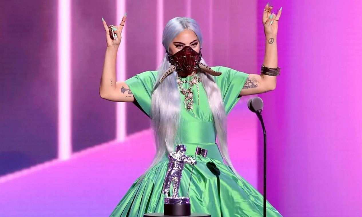 Chifres em uma máscara? O céu é o limite para a criatividade de Gaga. Esse look foi usado para receber o prêmio de Canção do Ano para 'Rain on me' Foto: Kevin Winter/MTV VMAs 2020 / Getty Images for MTV