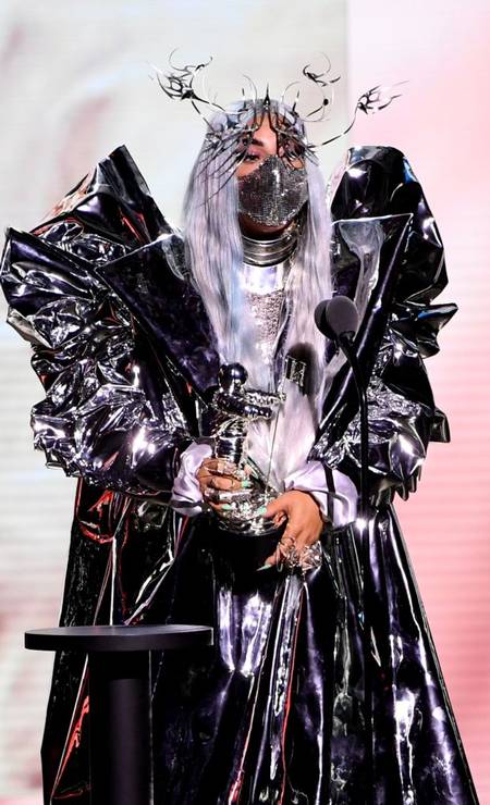 E que tal uma máscara prateada para combinar com o seu prêmio? Foto: Kevin Winter/MTV VMAs 2020 / Getty Images for MTV