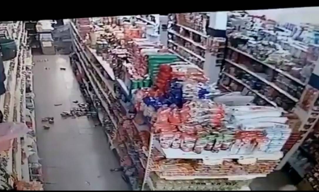 Tremor lançou produtos de uma prateleira em supermercado ao chão Foto: Reprodução 