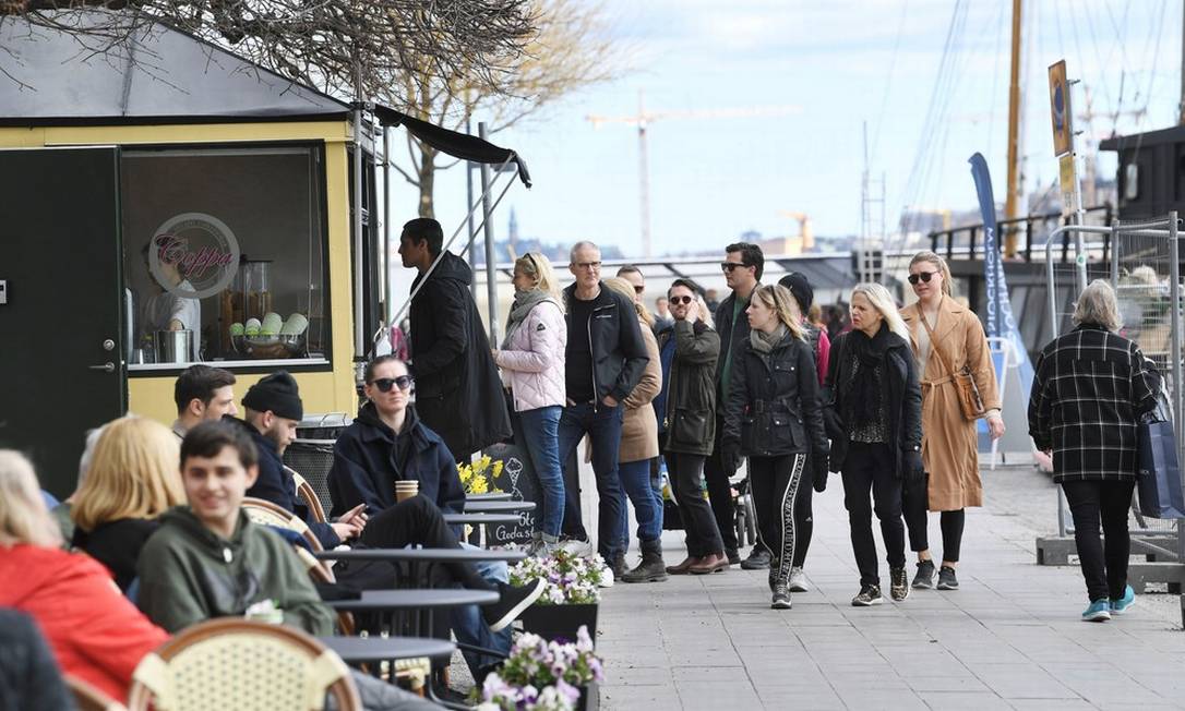 Atividades ao ar livre em Estocolmo. Na Suécia, decisão de não impor quarentena foi criticada por Organização Mundial da Saúde (OMS) e cobrou um preço da economia Foto: AFP/31-8-2020