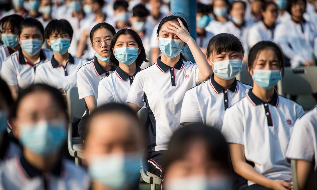 Usando máscaras, estudantes retomam as aulas em Wuhan, na China, onde surgiu a Covid-19 Foto: STR / AFP
