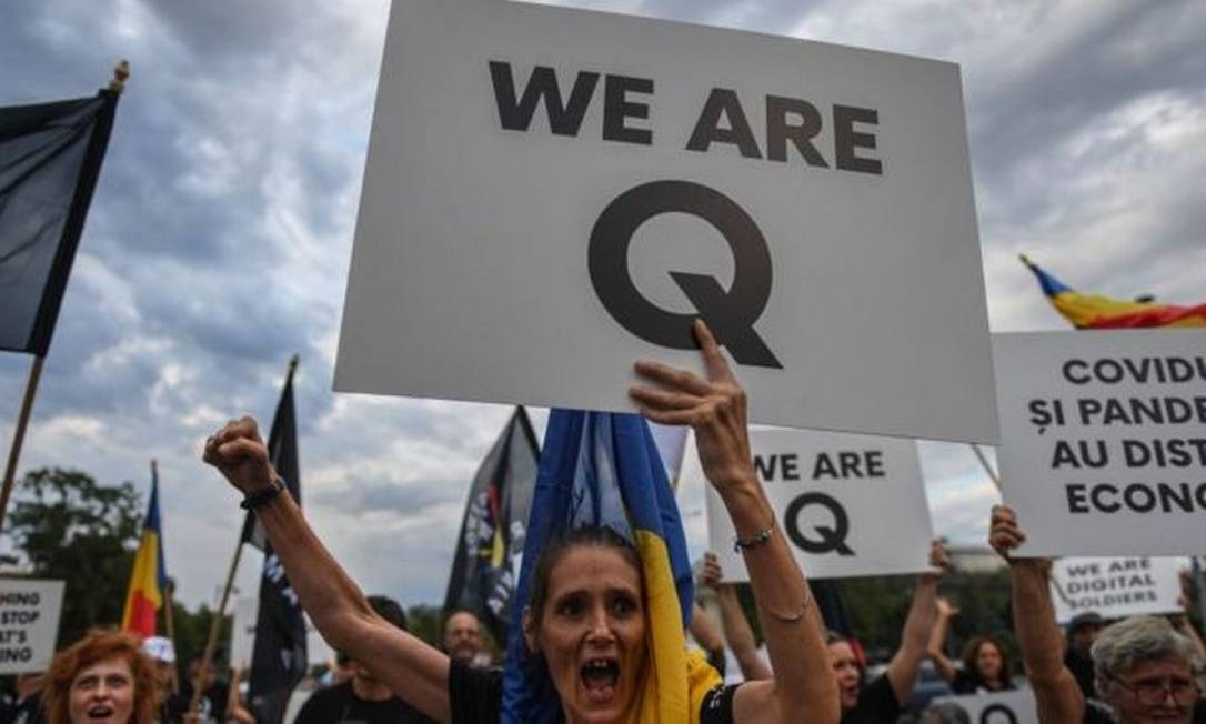 Os símbolos do QAnon estão presentes em várias partes do mundo, incluindo a América Latina Foto: AFP