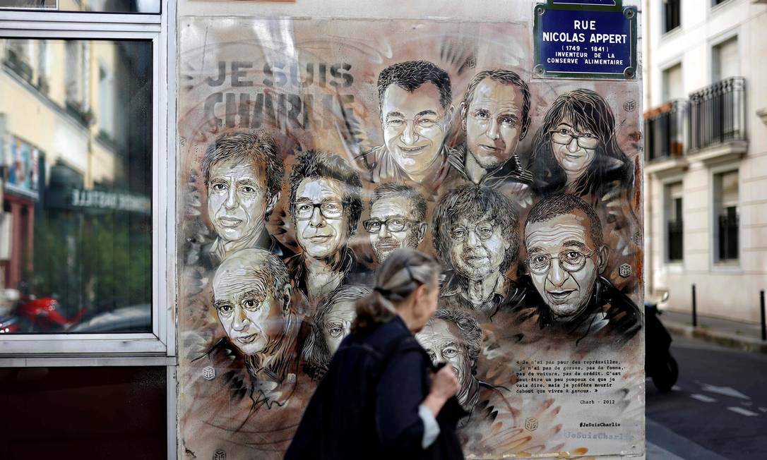 Homenagem do artista Christian Guemy, conhecido como C215, aos profissionais do Charlie Hebdo mortos em um atentando em 2015 Foto: Thomas Coex / AFP