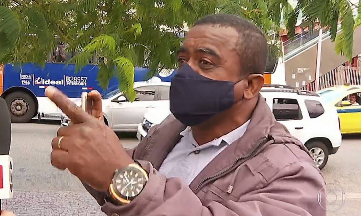 Intimidadores: Ricardo Barbosa, um dos guardiões que cumprem tarefa de impedir equipes de reportagem de entrevistarem pacientes e funcionários nas unidades de saúde Foto: Reprodução / TV Globo