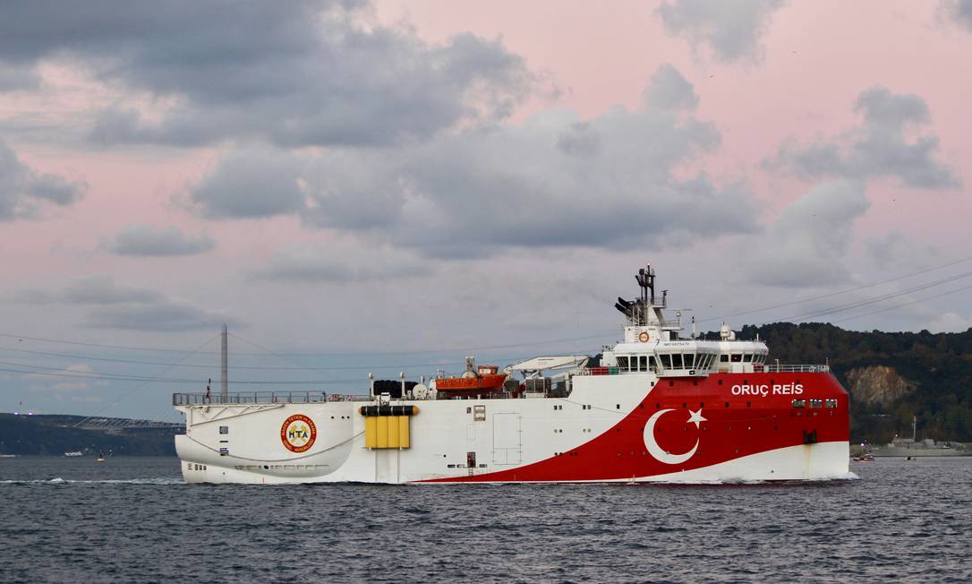 Navio de pesquisa turco Oruç Reis, antes de seguir para a costa do Chipre Foto: Yoruk Isik / REUTERS