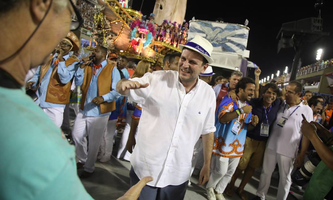 Eduardo Paes no desfile das campeãs do Carnaval de 2018: ex-prefeito pode ter vice ligada ao mundo do samba Foto: Bárbara Lopes / Agência O Globo