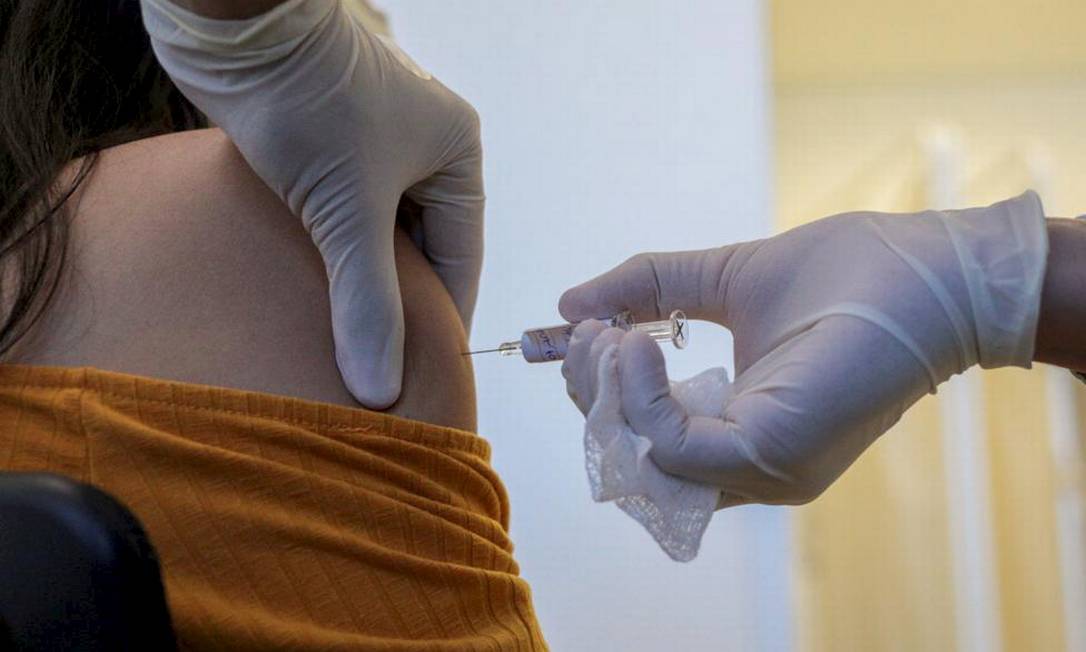 Aplicação da primeira dose da vacina em estudo Coronovac, no Hospital das Clínicas de São Paulo Foto: Agência O Globo